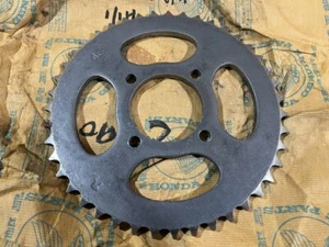 Pignone posteriore Honda CD90, 43T, originale Honda, 41201-070-010 - Foto 1 di 2