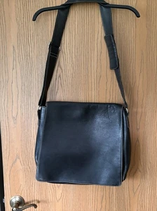 "Bolso bandolera de cuero negro para computadora portátil Banana Republic 17x11x4,5""" - Imagen 1 de 11