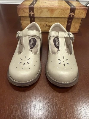 Footmates Girls Sherry Mary Jane Pearl Pearl 9.5 both insoles and original box  - Image 1 of 4