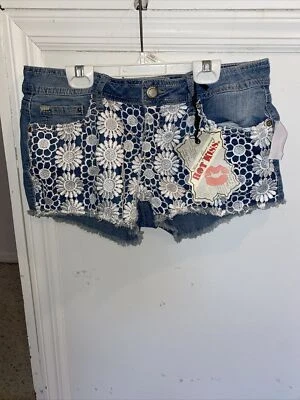 Shorts jeans/denim Charlotte Russe tamanho 10, bolso floral e bordado - Imagem 1 de 3