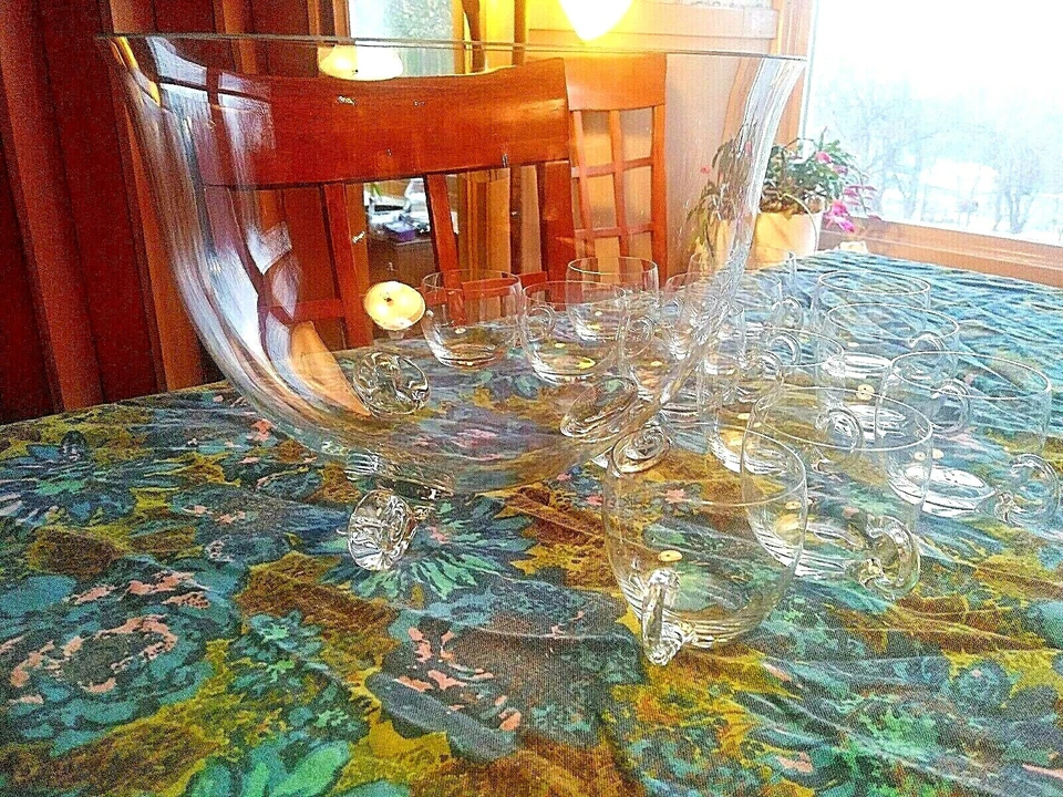 Tazón perforador vintage de vidrio soplado a mano rizado de cristal de 3 dedos y tazas con mango aplicado Foto 1 de 4