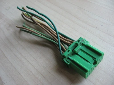 Freightliner Cascadia Electric Connector for Blinker Wiper Combo Switch #M261YP - Image 1 of 4