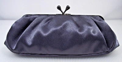 Bolso sin asas Jessica McClintock azul oscuro satinado cadena correa para el hombro KissLock Foto 1 de 4