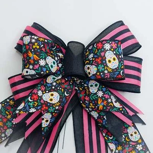 Arco de Halloween con calaveras de azúcar y rayas rosas - Imagen 1 de 2