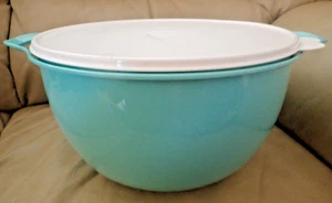 Tupperware Thatsa Mega 42-Cup Capacity Bowl with Lid Teal Brand New - Picture 1 of 9