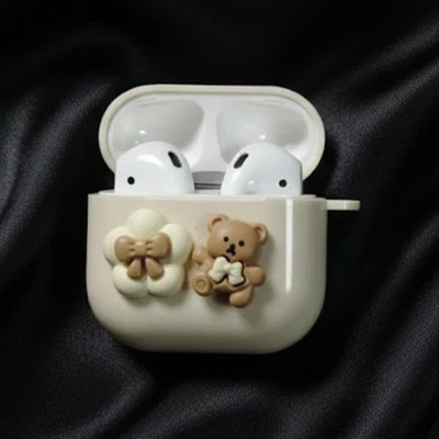 Linda Funda Crema AirPods 4 con Dijes de Oso y Flor Carcasa Suave Protectora Foto 1 de 3