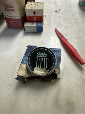 NOS 1969 FORD GALAXIE "LTD" EMBLEMA ORNAMENTO LATERAL PILAR DE TETO C9AZ-54517A20-A - Imagem 1 de 2