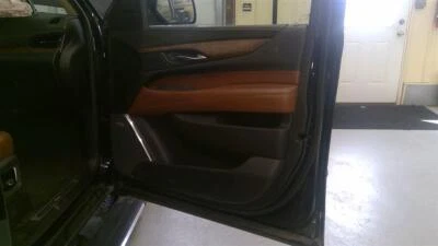 Used Front Right Door Interior Trim Panel fits: 2015 Cadillac Escalade esv  Grad Foto 1 de 4