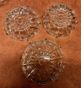 Tres bobeches de araña de cristal antiguos a juego, 3-1/2” y 4-3/4”, pasadores de prisma - Imagen 1 de 2