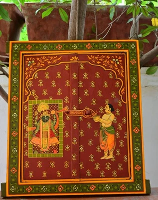 Painel de janela indiano antigo de madeira pintado à mão com moldura suspensa de arte Krishna - Imagem 1 de 4