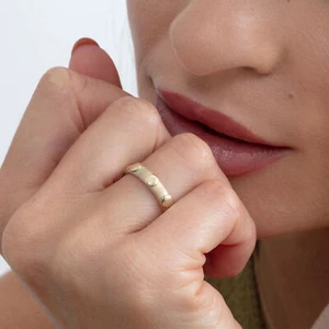 Anillo banda textura chorro arena estación redonda oro macizo 14K - Thejewelz - Imagen 1 de 7