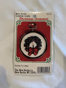 Neu in Verpackung Vintage 1980er New Berlin Co gezählt Kreuzstich Weihnachtsschmuck Set Kranz - Bild 1 von 3