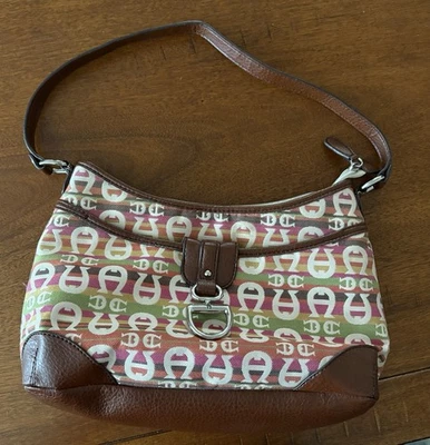 Bolsa satchel Etienne Aigner multicolorida lona, acabamento em couro 12”x 7” 10” alça drop - Imagem 1 de 4