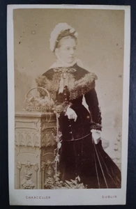 Hermoso vestido y gorro CDV Girl - Joven Dama por Chancellor, Dublín - Imagen 1 de 3