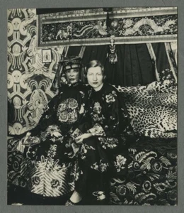 Jeu d'imprimés.Femme posant avec un mannequin dans un décor oriental. Années 30. - Picture 1 of 1