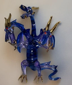 3-köpfiger Fantasy Drache lila blau mit Rubin Kristall Augen Goldakzent mundgeblasenes Glas - Bild 1 von 9