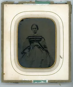 PHOTO AMBROTYPE vers 1860, une femme pose robe mode bijou collier rehaussé or - Imagen 1 de 3
