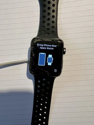 Apple Watch Series 2 42mm Gris espacial Pantalla agrietada para piezas Reparación Foto 1 de 4