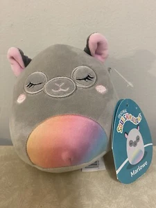 Peluche Squishmallows 5" Marlowe Gris Llama con Vientre Arco Iris - Imagen 1 de 4
