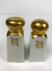 VINTAGE STOUFFERS SALT AND PEPPER SHAKERS LETTER N MONOGRAM GOLD WHITE PORCELAIN - Picture 1 of 5