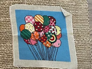 Vintage fertig 14" x 14"" Gobelin Wolle Nadelspitze Ballons auf blauem Himmel - Bild 1 von 3