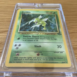 Scyther 10/64 Holo Raro Jungle Set Tarjeta Pokémon 1999 Casi Como Nueva Estuche Rígido - Imagen 1 de 2