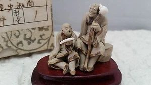 Tonstatue Okimono Figur ALTER PRIESTER & JUNGER PRIESTER auf Ständer, mit Box - Bild 1 von 9
