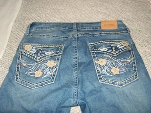 TEXAS COUNTRY WOMEN'S SIZE 15 JEANS WITH FLORAL/SEQUINED BACK POCKETS 34.5 in wa - Picture 1 of 7