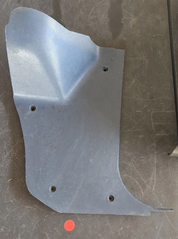 Chevrolet S-10 1986-93 OEM pasajero lado derecho bisagra delantera pilar cubierta de moldura  Foto 1 de 4