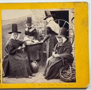 Un grupo galés que se reúne fuera de la puerta de la cabaña, vista estéreo de la era victoriana - Imagen 1 de 4