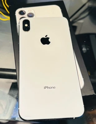 iPhone XS Max 64 Гб разблокированный без ограничений оператора 80% аккумулятор очень чистый. - Изображение 1 из 4