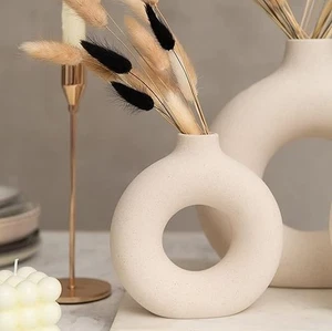 Small White Donut Vase Ceramic Vase for Pampas Grass Table Decorations Centrepie - Picture 1 of 3