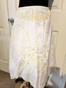 Mandolina Mujer Lino Falda Asimétrica Con Flores Bordadas - Imagen 1 de 12