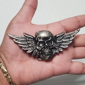 Silber Totenkopf und Flügel Gürtelschnalle Motorrad Biker Rocker Gothic Punk - Bild 1 von 3