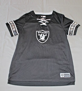 Camiseta para mujer de los Raiders con licencia oficial de la NFL grande ajustada con cordones para cuello en V - Imagen 1 de 5