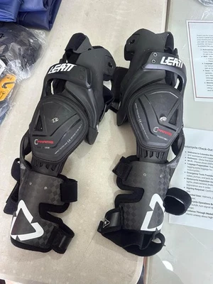 PAR - Rodillera Leatt C-Frame Pro Carbono Moto. Talla: Grande/XL Foto 1 de 4