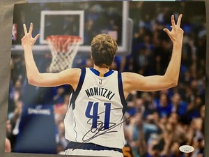 🔥HOF’r DIRK NOWITZKI 🔥SIGNED 11 X14 DALLAS MAVERICKS PHOTO JSA CERTIFIED - Picture 1 of 3