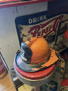 Vintage raro vecchio casco pompiere MSA Skullgard casco vigili del fuoco 2 distintivo MFD - Foto 1 di 13