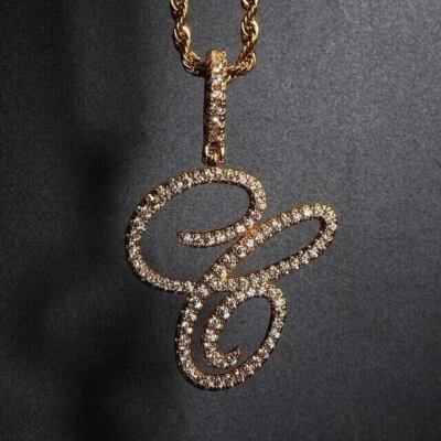 Colgante con letra inicial "C" cursiva de diamantes creado en 2 quilates enchapado en oro amarillo de 14 quilates Foto 1 de 4