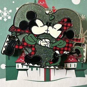 Prendedor en forma de corazón de patinaje sobre hielo de Mickey y Minnie de Disney - Imagen 1 de 1