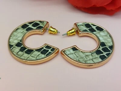 Pendientes firmados KC Kenneth Cole tono dorado piel de serpiente esmalte cubierta perforada 1,5" Foto 1 de 4