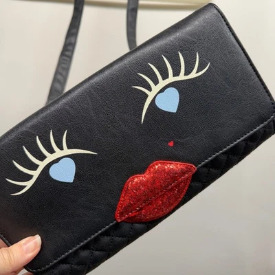 Bolso sin asas Betsey Johnson negro imitación cuero acolchado cara bandolera cadena Bling Foto 1 de 4