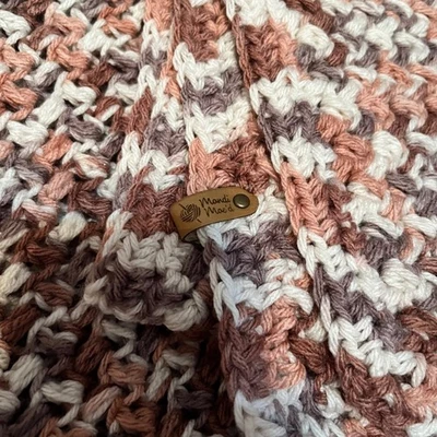 Manta de ganchillo hecha a mano, beige, marrón, rosa, texturizada, neutra Foto 1 de 4