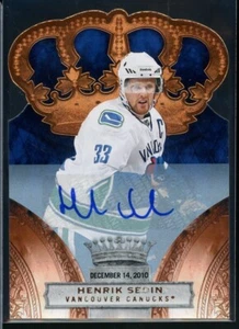Firmas de fecha de estreno Panini Crown Royale 2010-11 #95 Henrik Sedin 26/75 - Imagen 1 de 2