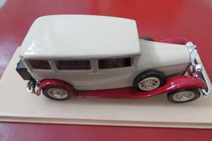 Modellauto in Acryl-Vitrine aus Frankreich - Bild 1 von 1