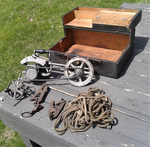 Antique 1897 Eschweiler Hand Crank Carpet Sewing Machine In Carrying Case Cover