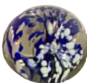 Pisapapeles de vidrio artesanal diseño floral azul y blanco remolino - 2,5 pulgadas - Imagen 1 de 5