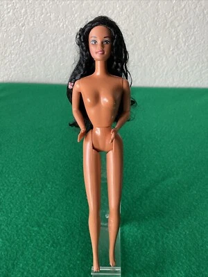 Muñeca Barbie nativa americana 1993 cuervo trenzas de pelo negro desnuda Foto 1 de 4