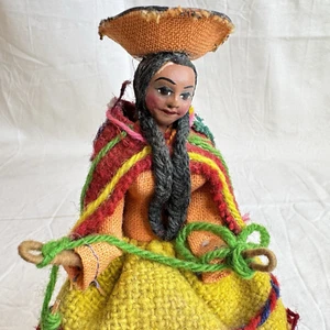 MUÑECA FEMENINA DE COLECCIÓN PERUANA HECHA A MANO ARTE POPULAR 6" SOSTENIENDO UN JUGUETE - Imagen 1 de 22