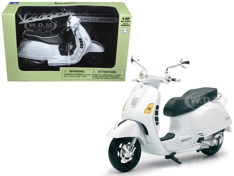 VESPA GTS 300 SUPER WHITE 1/12 DIECAST MOTORCYCLE MODEL BY NEW RAY 57243 B - Image 1 of 1